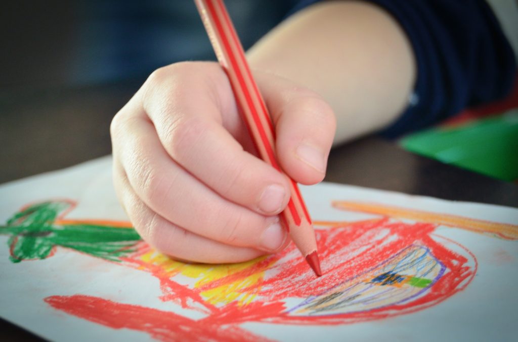 Proponuj dziecku jak najczęściej kolorowanie, ponieważ działa ono świetnie nie tylko na lateralizację, ale także relaksuje Proponuj dziecku jak najczęściej kolorowanie, ponieważ działa ono świetnie nie tylko na lateralizację, ale także relaksuje